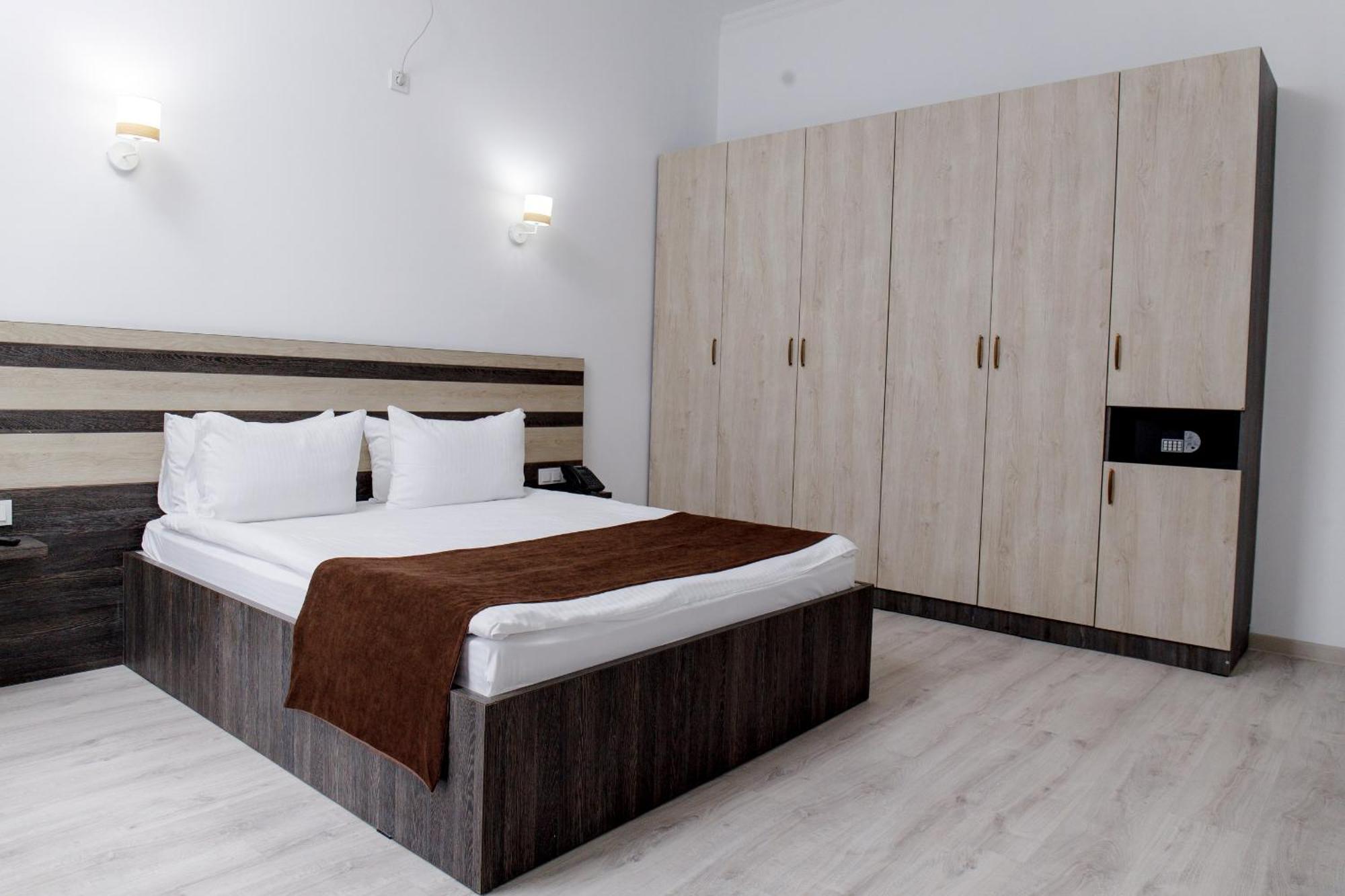 Infinity Plaza Hotel Atyraū Esterno foto